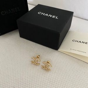 Small CHANEL Earrings authentic in gold tone with pearls